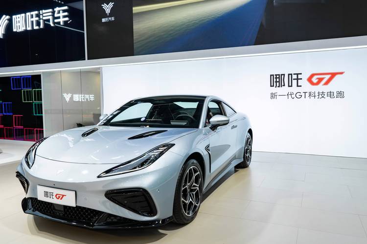 深圳349哪吒汽车在智能汽车领域的表现，领途汽车在新能源汽车市场中的影响力